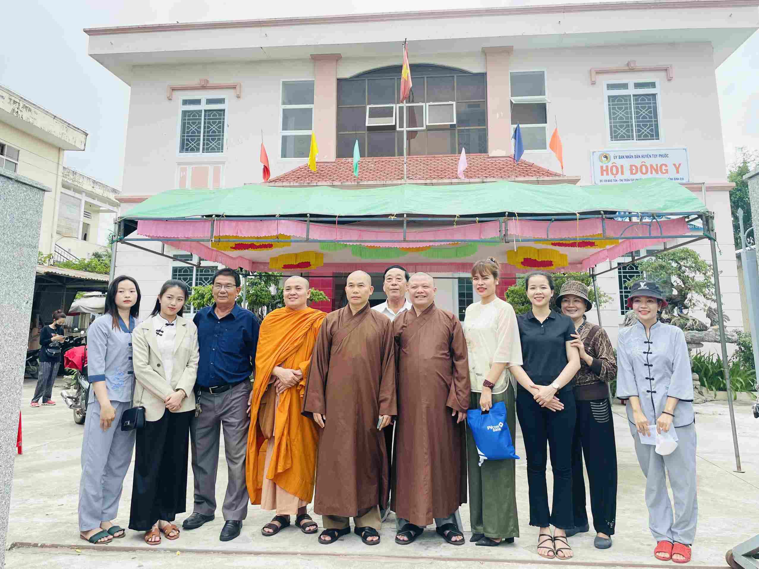 Ban Từ thiện xã hội tỉnh phát quà trong mùa Phật Đản PL. 2567 – 2023.